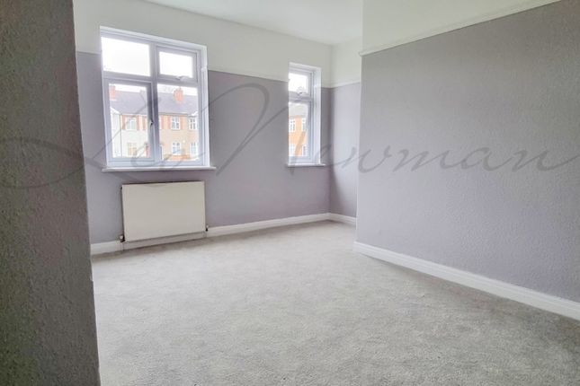 Flat 18 2 bed Lodge Court, High Street, Essex photo 3