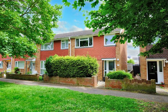 End terrace house for sale in Kenilworth Walk, Bedford
