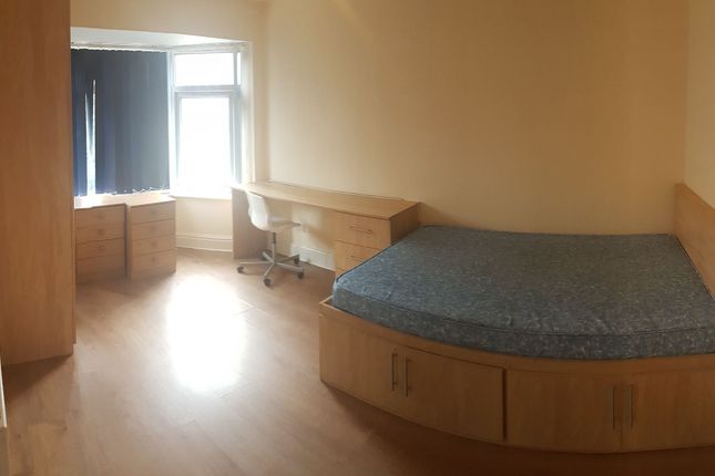 29 Edgeworth Drive, Manchester photo 4