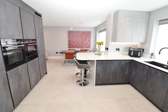 10, Bridle Close, Borehamwood photo 4