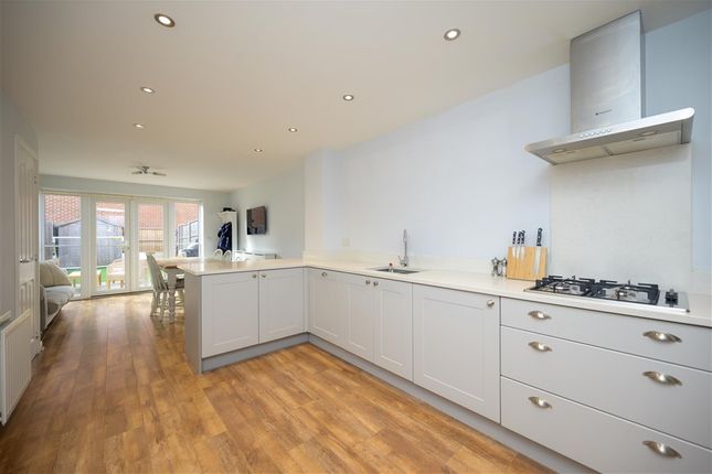 Whittaker Drive, Horley photo 2
