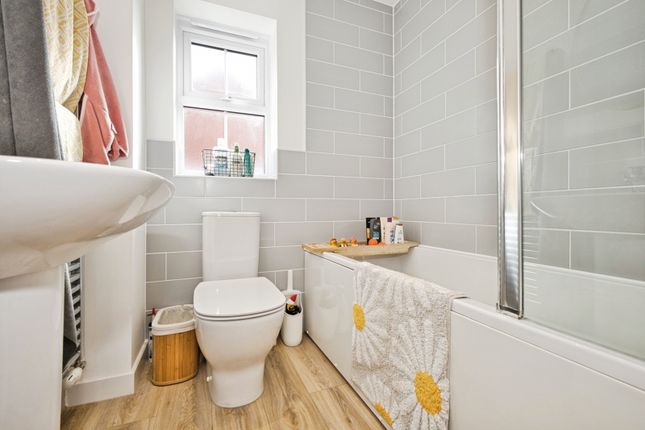 32, Feltham Close, Somerset photo 3