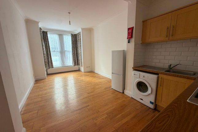 20a Ashgrove Road, Essex photo 3