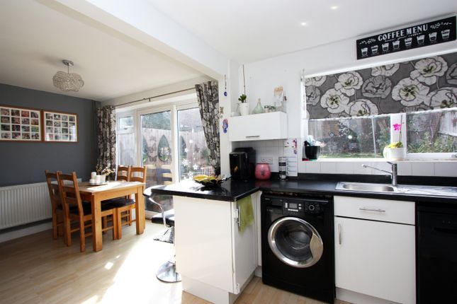 120, Knowlands, Highworth photo 3