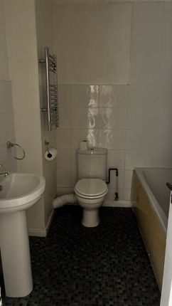 Flat 4, 62 Bargates, Christchurch photo 3