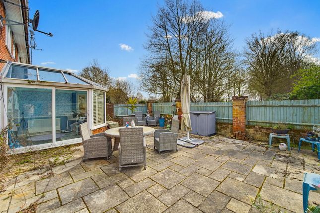 49, Heron Dale, Addlestone photo 4