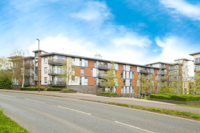 Flat for sale in Commonwealth Drive, Crawley