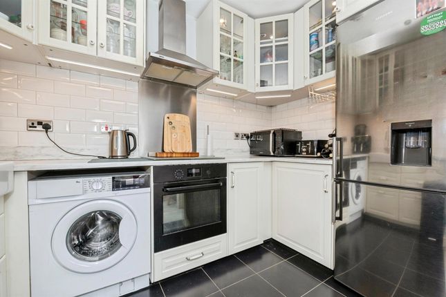 117, Draper Close, Grays photo 2