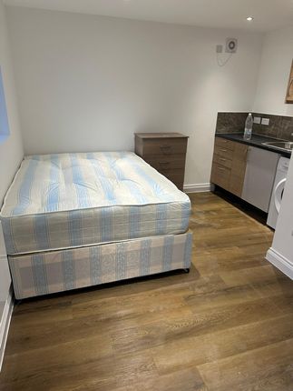 Self Contained Studio Flat Ideal For Working Couple- Dagenham