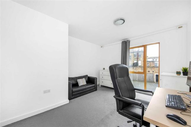 Flat to rent in St Peters Court, London