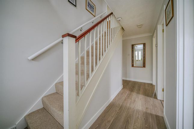 10, Hillfield Road, Hemel Hempstead photo 2