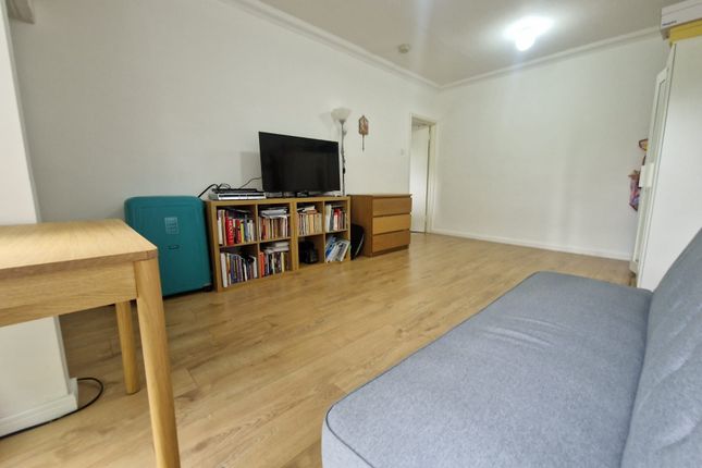18 Walton Court, Barnet photo 2