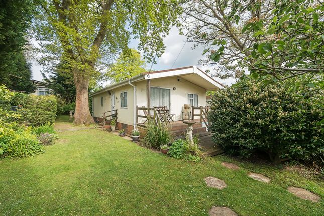 Thumbnail Mobile/park home for sale in Chesham Road, Wigginton, Tring