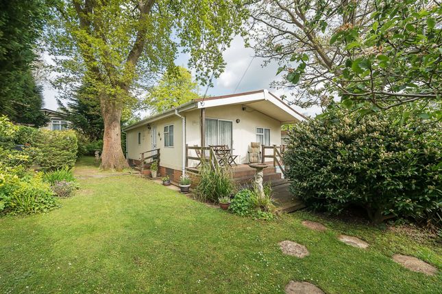 Mobile/park home for sale in Chesham Road, Wigginton, Tring