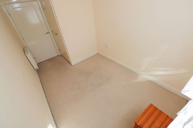 Flat for sale in Avocet Close, Rugby