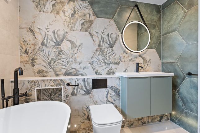 Family Bathroom (2).Jpg