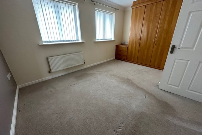 Town house to rent in West End Road, Norton