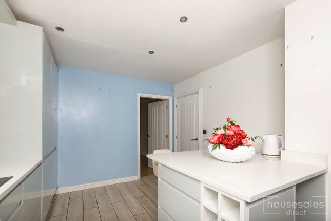 27, Birch Court, Wrexham photo 3