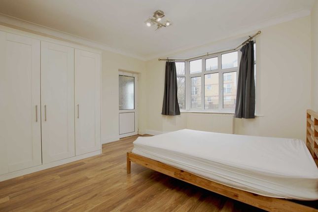 Flat to rent in Staines Road, Hounslow
