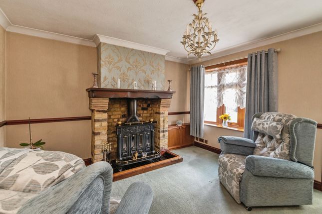 11, Cherry Tree Lane, Rainham photo 4