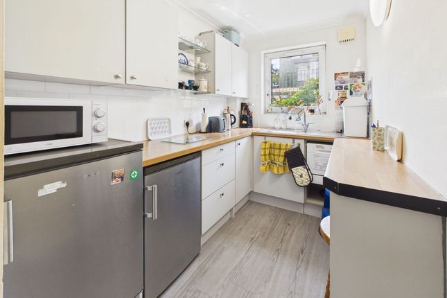 12a Valley Court, Beechwood Gardens, Caterham photo 3