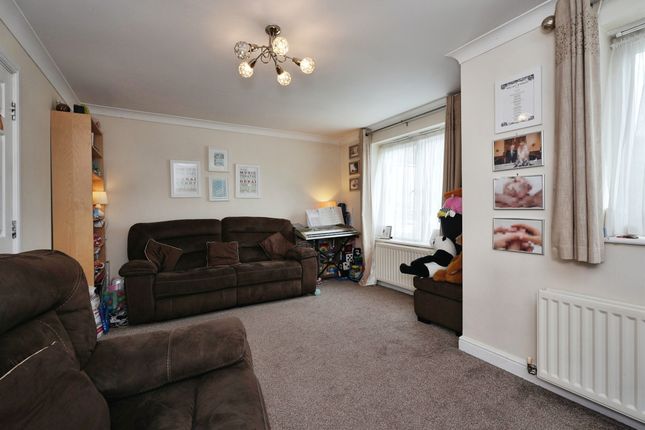 33, Axminster Drive, Brighouse photo 4