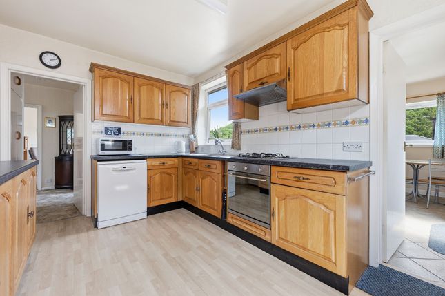 66 Windsor Drive, Chesterfield photo 2