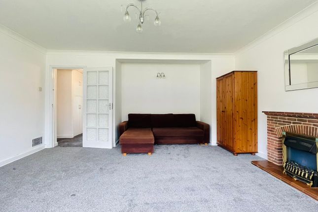 19 Bray Court, North Parade, Chessington photo 4