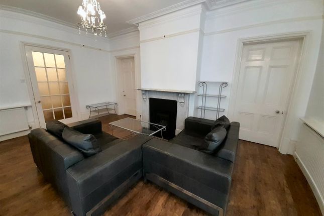 3 Waldrist Sittingroom Photo2.Jpg