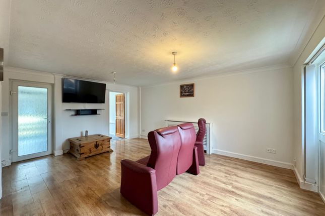 24 Hiskins, Wantage photo 2