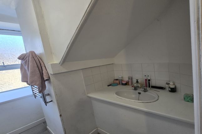 Flat 8, Washington Buildings, Station Street, Porth photo 3