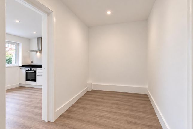 Flat 3 Station Parade, 6 Cherry Tree Rise, Buckhurst Hill photo 4