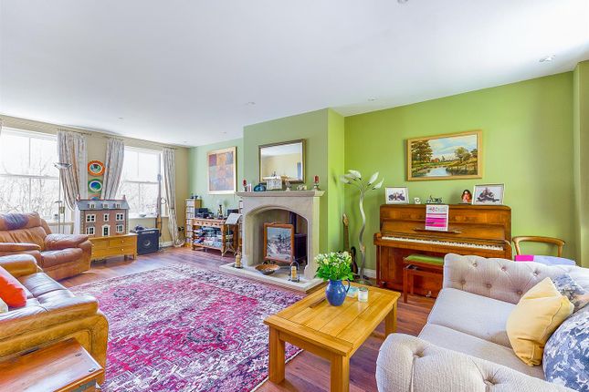 Town house for sale in Holywell Road, Malvern