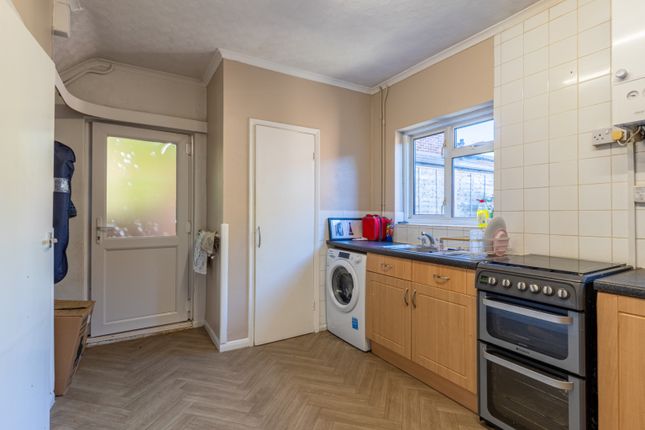 32 Marks Square, Northfleet, Kent photo 4