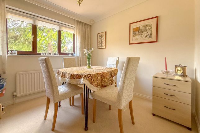 4, Woodley Gardens, Hampshire photo 4