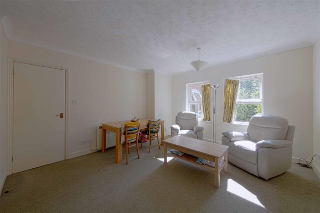 Flat 3, Balmoral Court, Malmers Well Road, High Wycombe photo 4