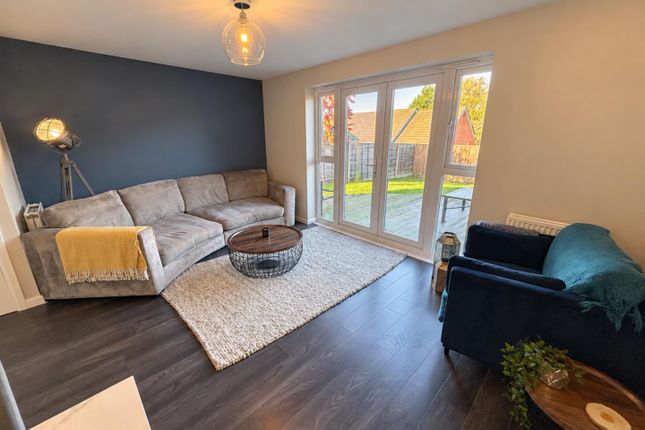 25, Rayleigh Close, Manchester photo 3
