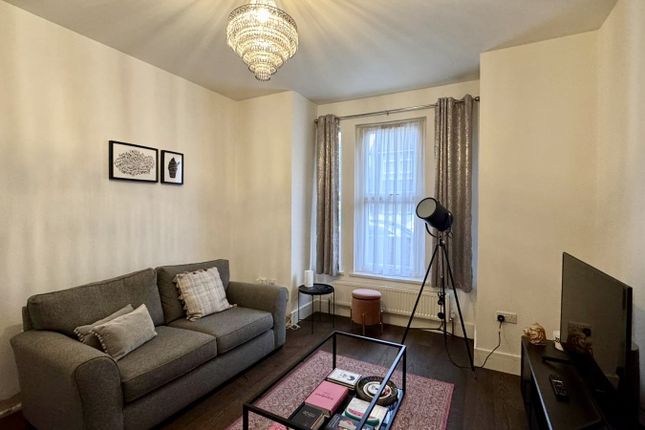 65, Orchard Avenue, Southall photo 3