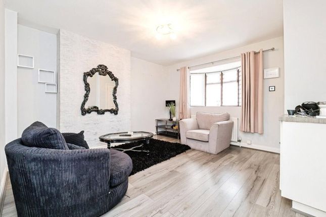 56, Hall Avenue, South Ockendon photo 4