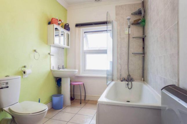 Cosy bedroom in 4-bedroom flat in London, 186A, Romford Road, London photo 2