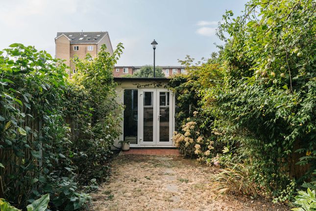90 Fields Estate Lansdowne Drive, London photo 2