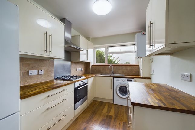 Warren Court, Ealing photo 4
