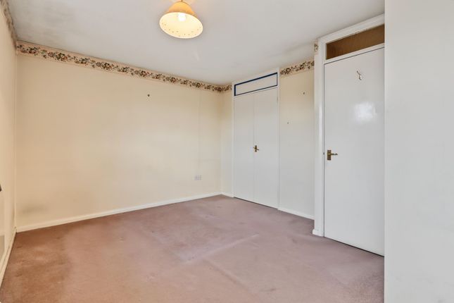88 Walton Park, Walton-On-Thames photo 3
