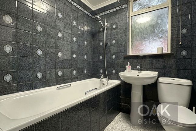 146 Bounces Road, London photo 5