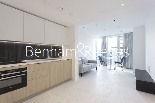 Apartment 2507, Bouchon Point, 7, Cendal Crescent, London photo 2