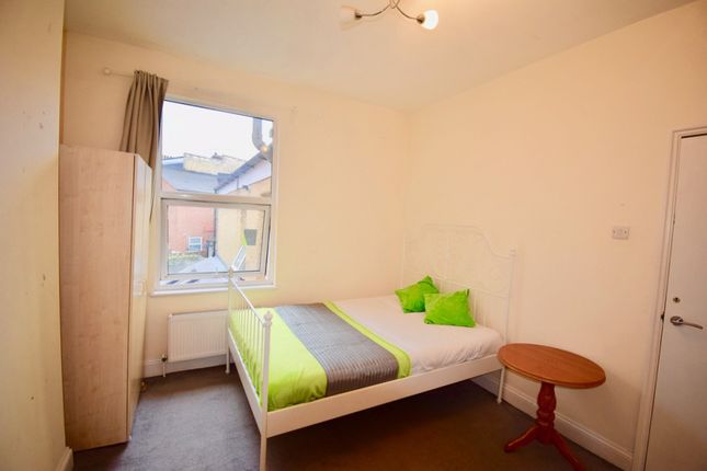 Thumbnail Room to rent in Chapter Road, London