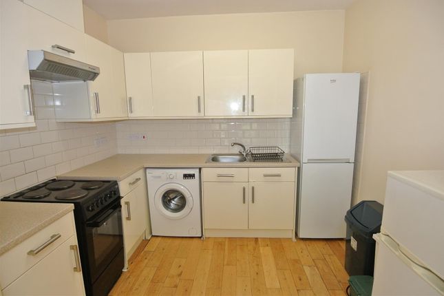 63, Vegal Crescent, Englefield Green photo 4