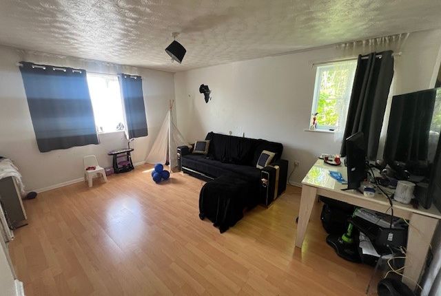 15, Tempsford Close, Enfield photo 3