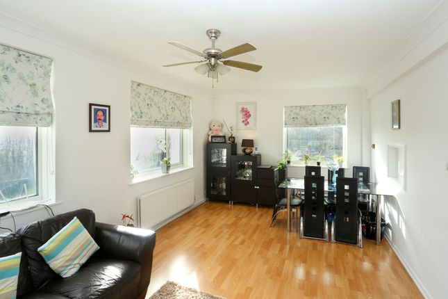 1 Solent View Court Milford Road, Lymington photo 4
