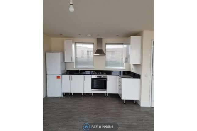 Flat to rent in South Street, Romford, Essex RM1